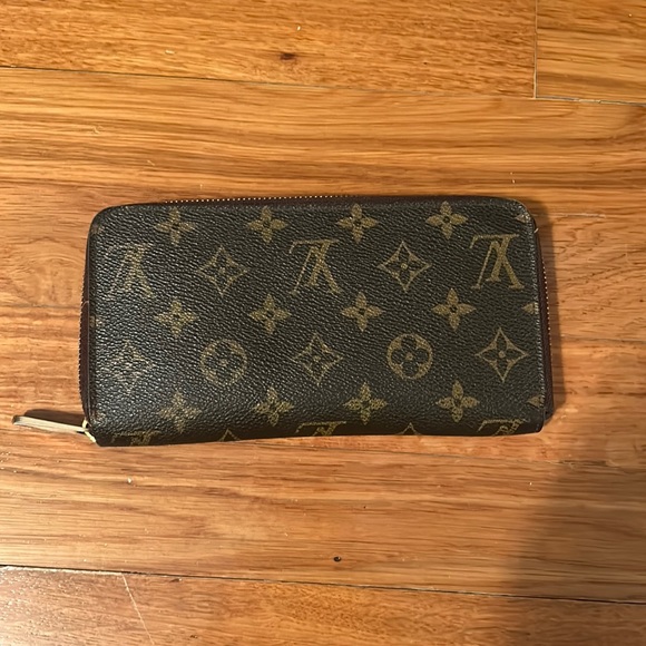 Authentic Louis Vuitton monogram zippy wallet - Picture 1 of 5